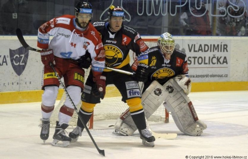 David Ostřížek v souboji před litvínovskou brankou