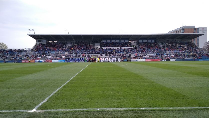 Nástup hráčů obou týmů k utkání