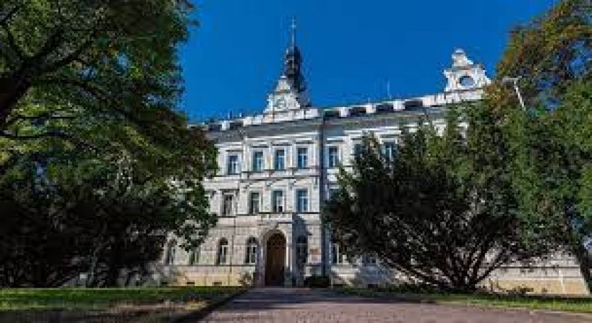 Koronavirus ovlivnil výuku i na tomto gymnáziu