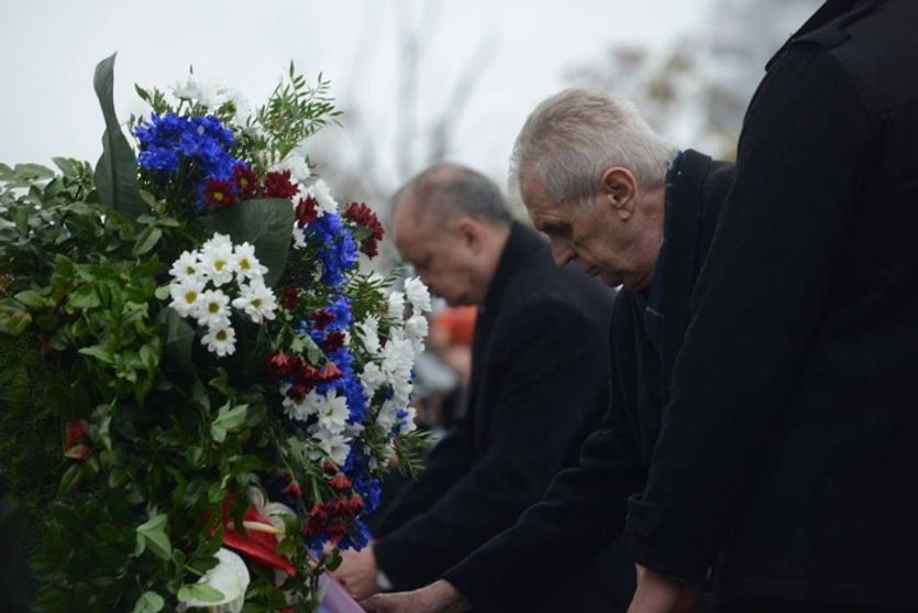 Miloš Zeman se slovenským prezidentem Andrejem Kiskou během pietního aktu na Vítkově