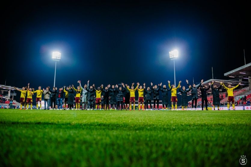 Děkovačka sparťanského týmu po výhře nad Pardubicemi