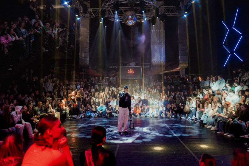 Atmosféra Dance Floor Attack - zaplněný klub MOOD