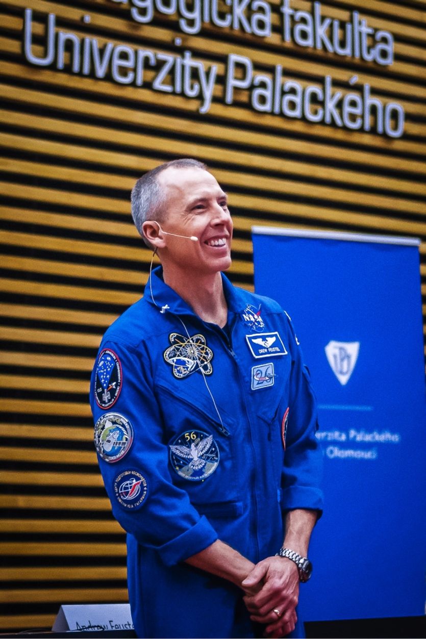 Andrew Feustel při přednášce na Univerzitě Palackého