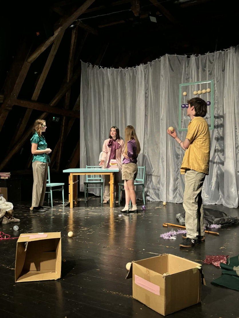 Bestie: na scéně Jonáš, Rozy s kamarádkami Darčou a Áňou