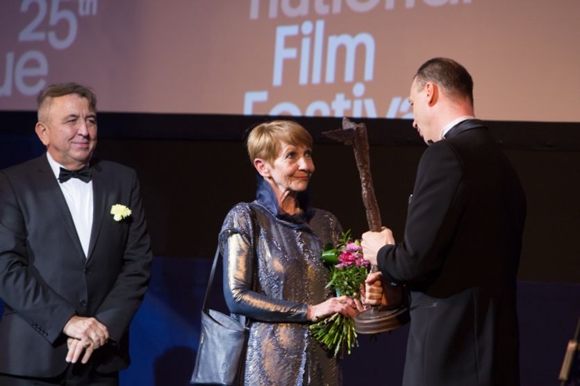 Daniela Kolářová přebírá cenu Kristián na zahájení festivalu v Obecním domě, vlevo prezident festivalu Fero Fenič