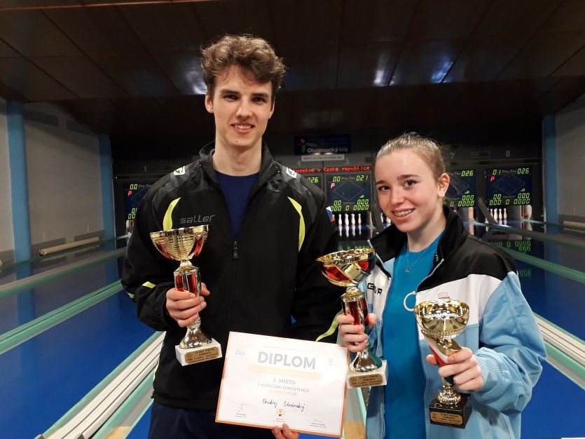 Vítězové celkového pořadí Českého poháru dorostu Ondřej Stránský a Thea Petrů