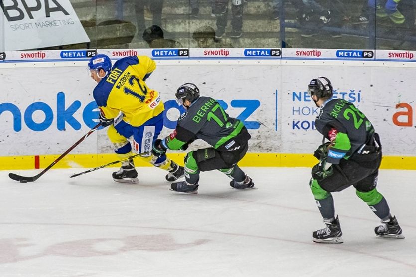 Útočník Zlína Tomáš Fořt v souboji s mladoboleslavským obráncem Davidem Bernadem