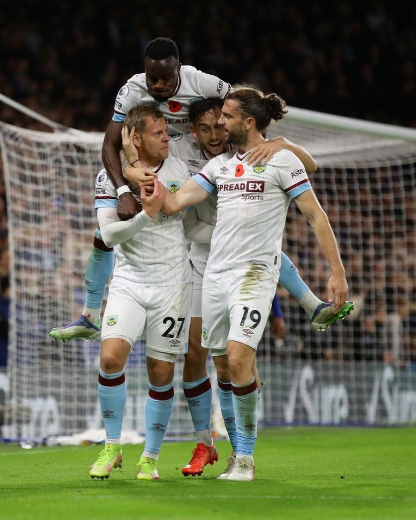 Matěj Vydra se se svými spoluhráči raduje z gólu do sítě Chelsea