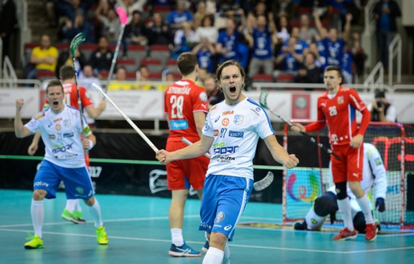 Finové využívají přesilovou hru a zvyšují na 2:0