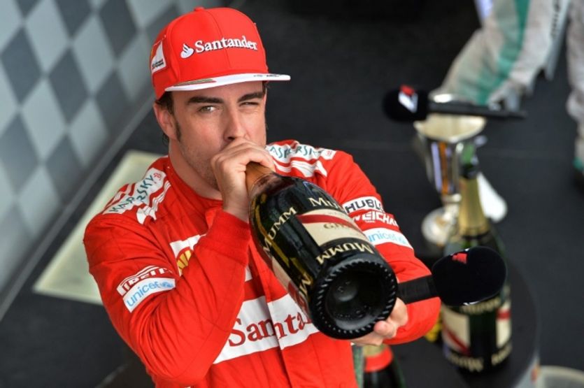 Slavící Fernando Alonso ještě v barvách Ferrari