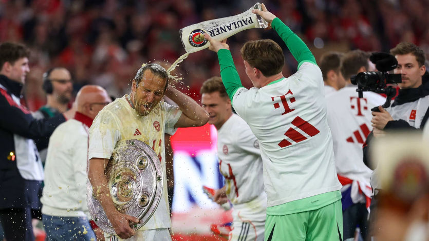 Harry Kane v pivní sprše při oslavě zlomeného prokletí