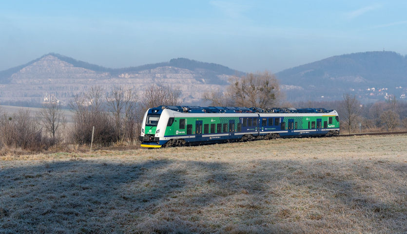 Bateriový vlak 15Ev3 na trati Studénka–Veřovice.