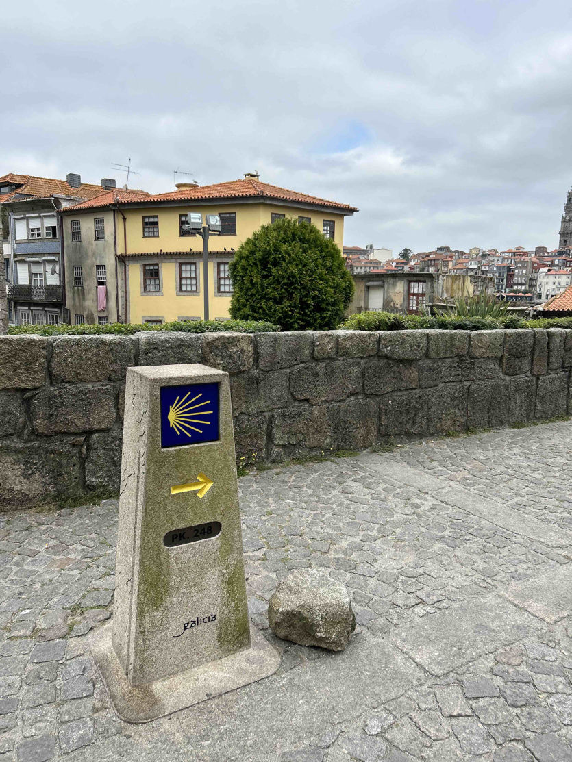 Ukazatel směru na Camino de Santiago