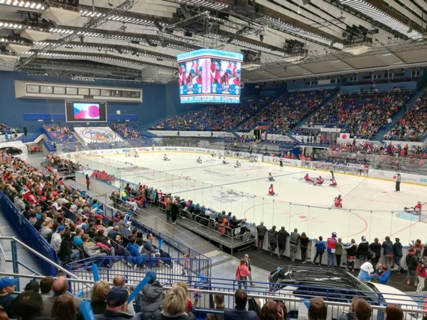 Zaplněná OSTRAVAR Arena viděla dominanci českých barev