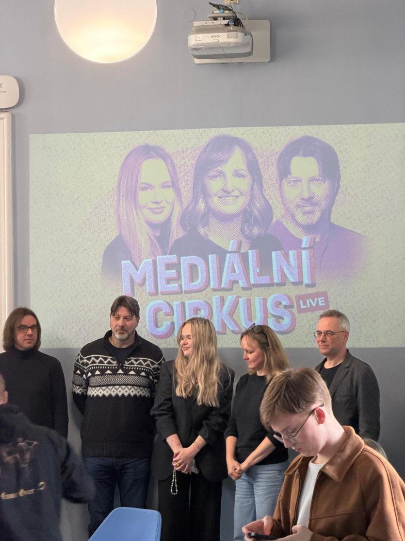 Mediální cirkus dorazil do Olomouce (zleva: Karel Páral, Martin Novák, Anna Dohnalová, Marie Bastlová, Petr Orság)