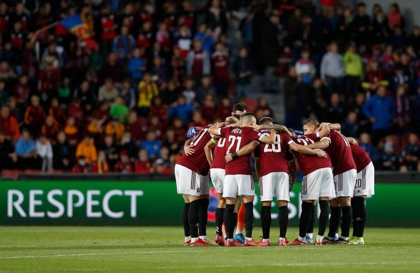 Sparťanský tým v objetí