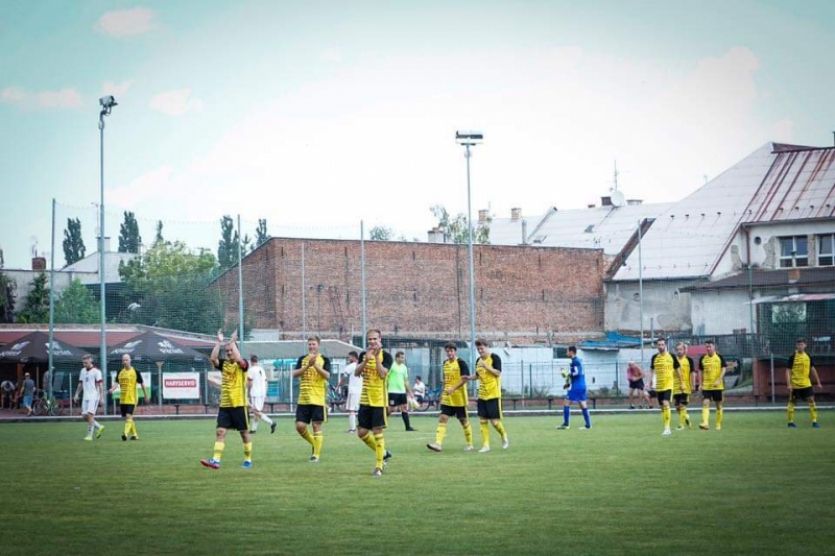 Tým FK Nové Sady po zápase děkuje divákům