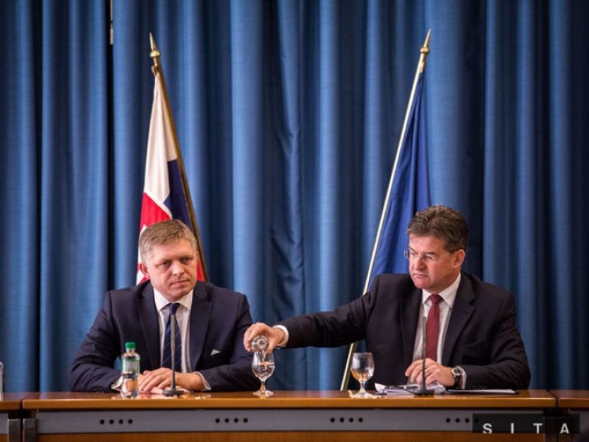 Premiér Robert Fico a ministr zahraničních věcí Miroslav Lajčák během tiskové konference