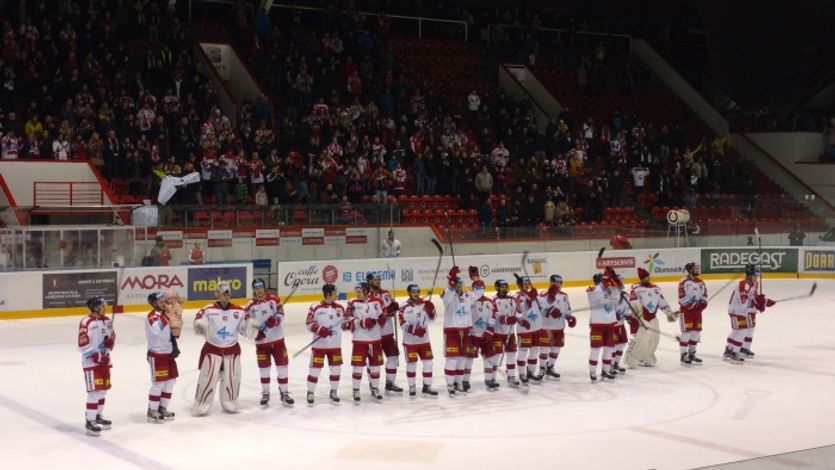 Kohouti po zápase děkovali fanouškům za skvělou atmosféru.