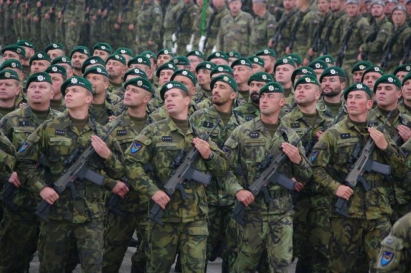 Příprava na slavnostní pochod České armády