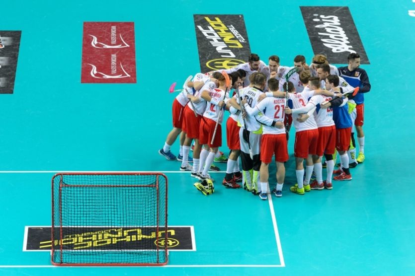 Radující se reprezentace po zápase s Lotyšskem