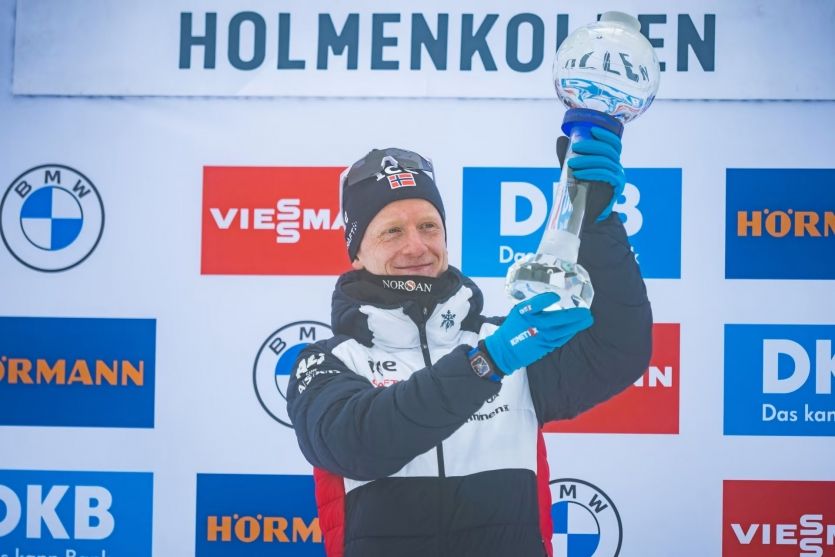 Johannes Thingnes Bø s velkým křišťálových globem za sezonu 2022/2023