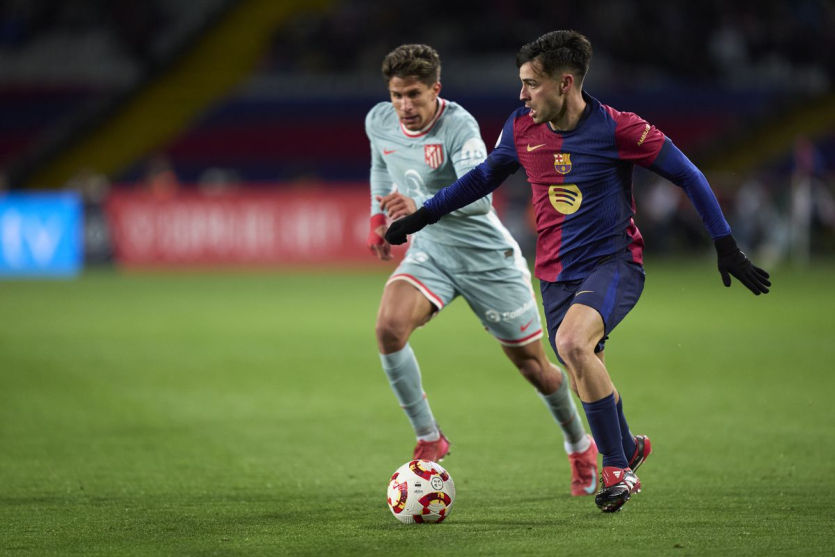 Útočník Giuliano Simeone (Atlético Madrid) stíhá unikajícího Pedriho (FC Barcelona).