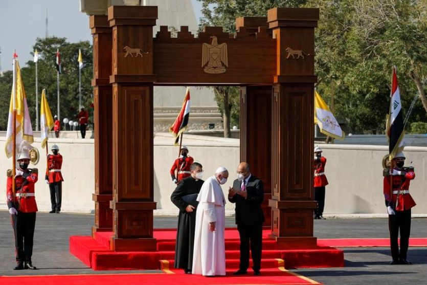 Papež František a prezident Barham Salih při uvítacím ceremoniálu