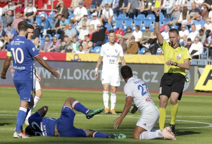 Baroš po faulu na Součka