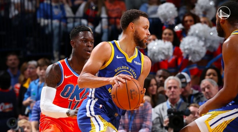 Steph Curry rozehrává akci Warriors.