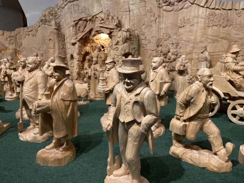 Každá dřevořezba je unikátní a zachycuje vztah postav k historii města Lanškroun.