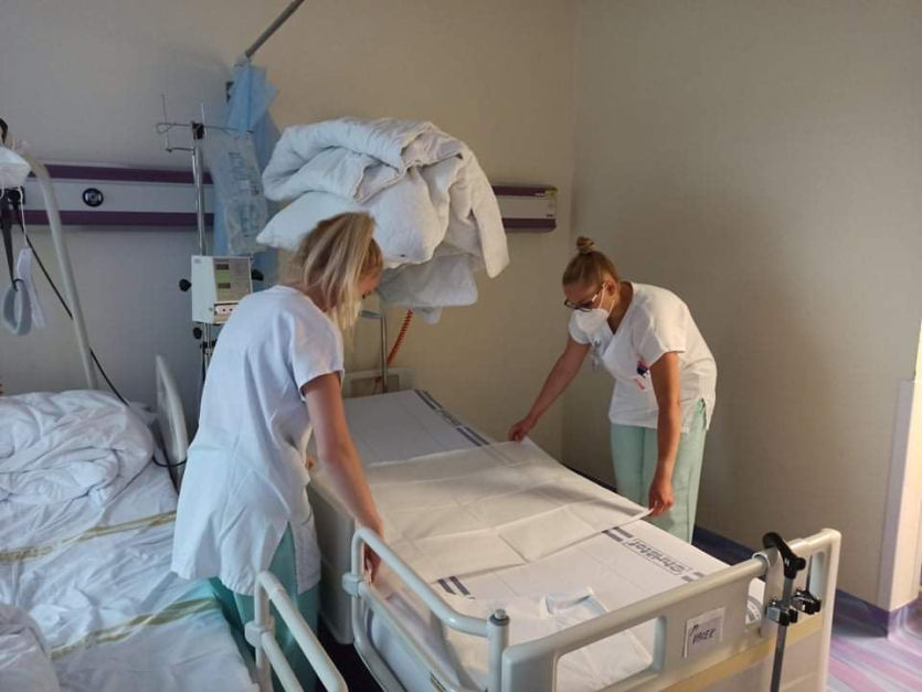 Stlaní postele jakožto jedna z povinností sanitářek