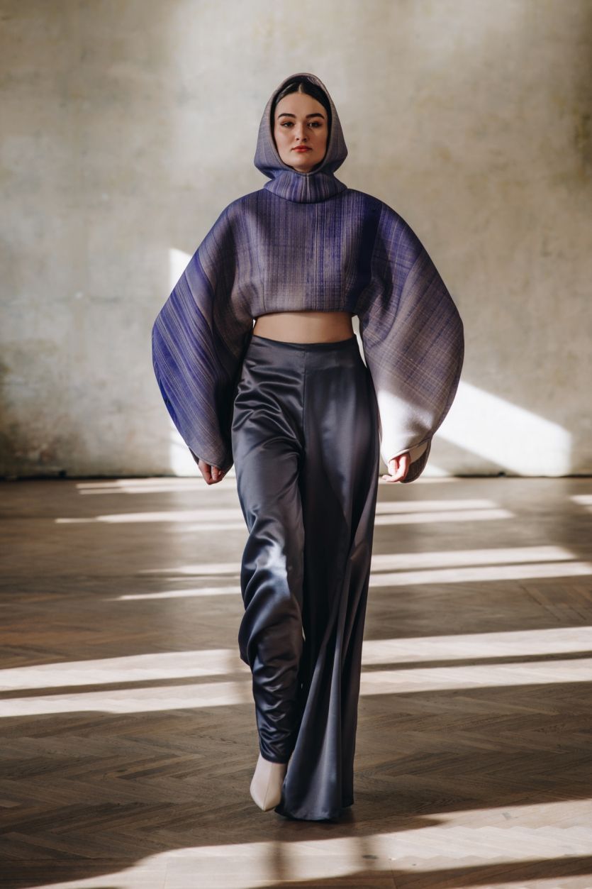 Ema Urbánková v modelu od Terezy Pirklové 