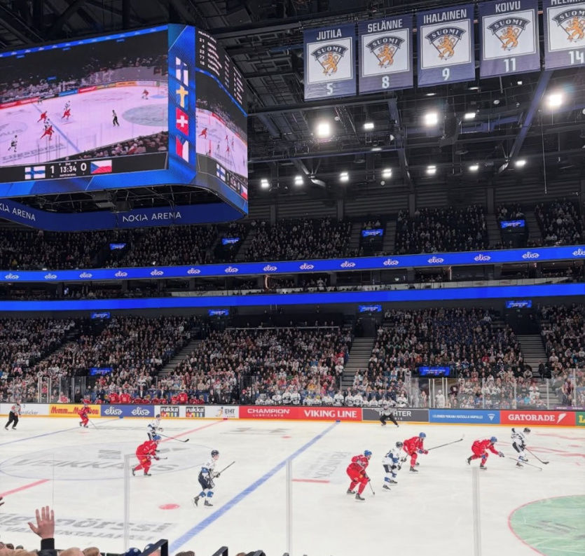 Čeští hokejisté v červené sadě dresů proti Finsku