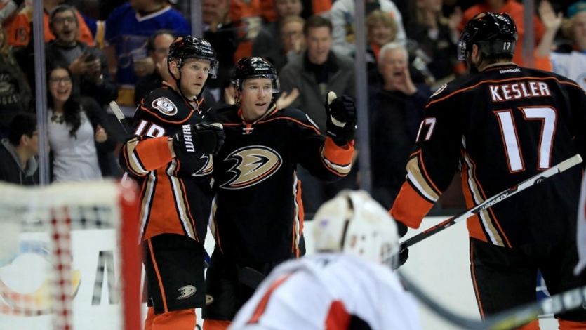 Hráči Anaheimu se radují z gólu.