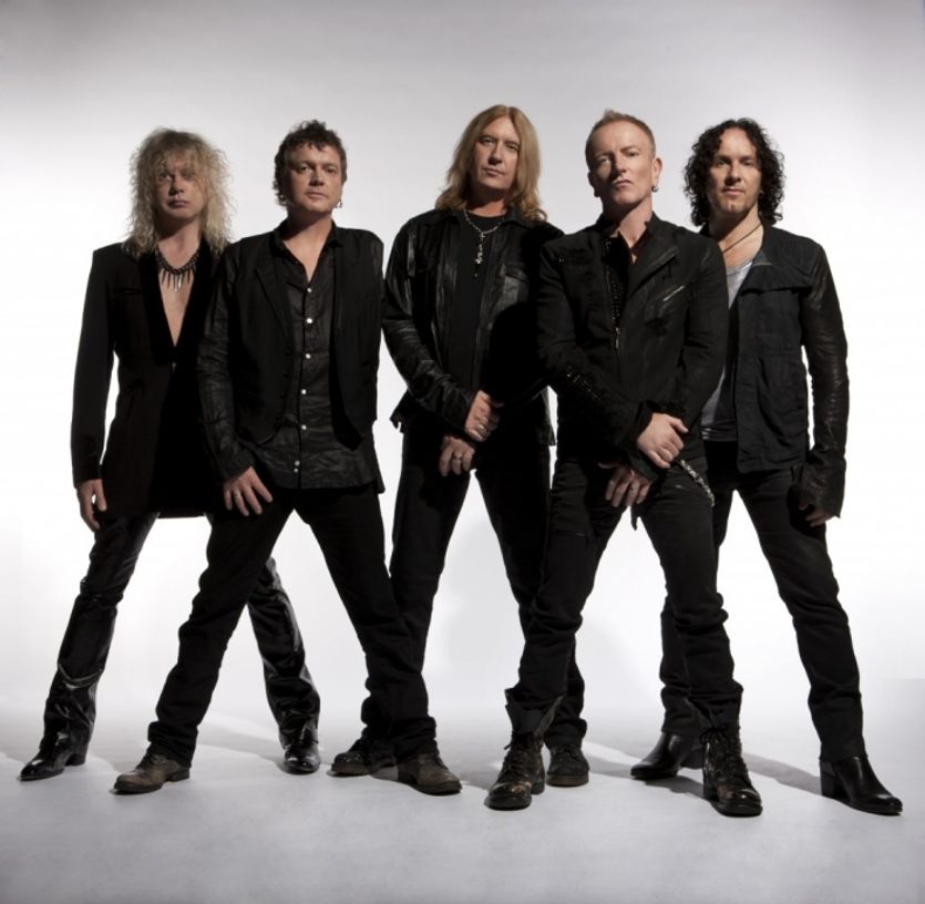 Def Leppard s legendárním bubeníkem bez levé ruky.