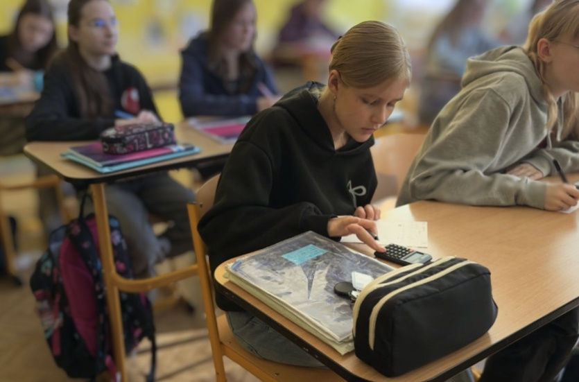 ukrajinská žákyně ve výuce