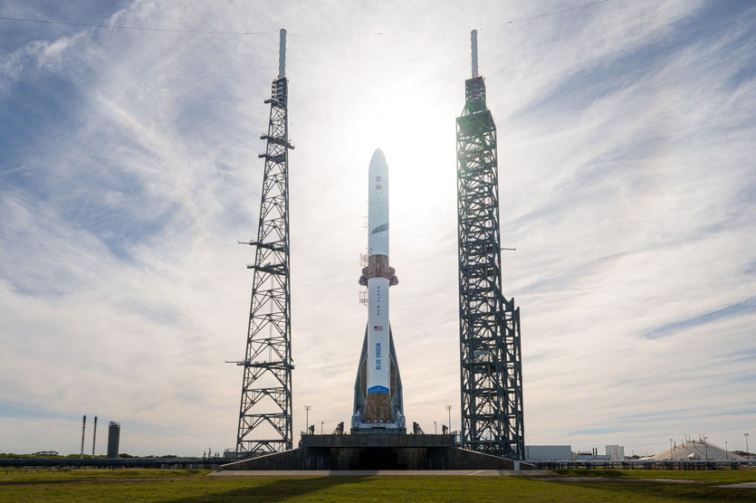 Raketa New Glenn na startovací rampě v Kennedyho vesmírném středisku.