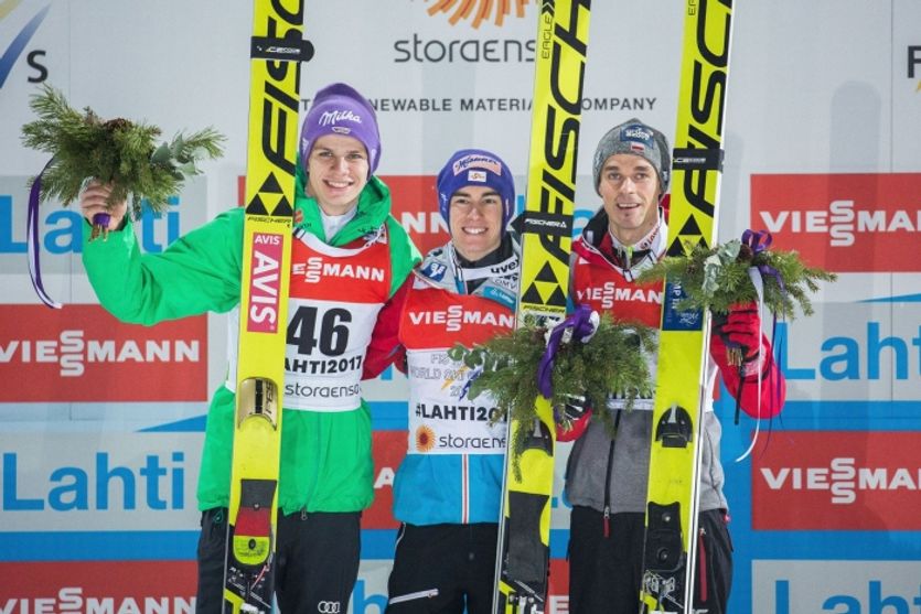 Trojice nejlepších skokanů ze závodu na velkém můstku z Lahti. Uprostřed Stefan Kraft z Rakouska, vlevo Němec Andreas Wellinger, vpravo bronzový Piotr Žyla z Polska.