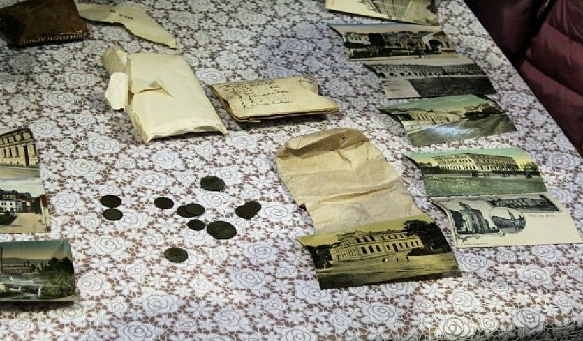 Část odhaleného obsahu z časových tubusů