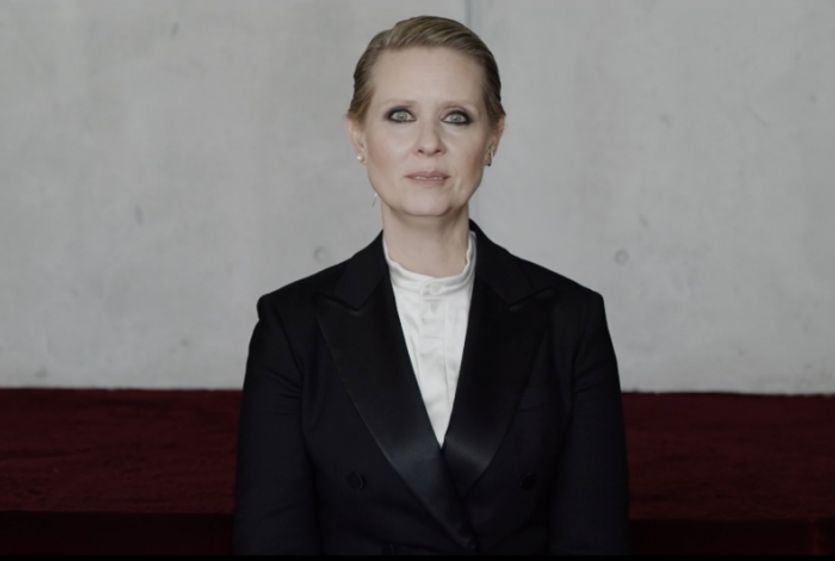 Cynthia Nixonová ve videu 