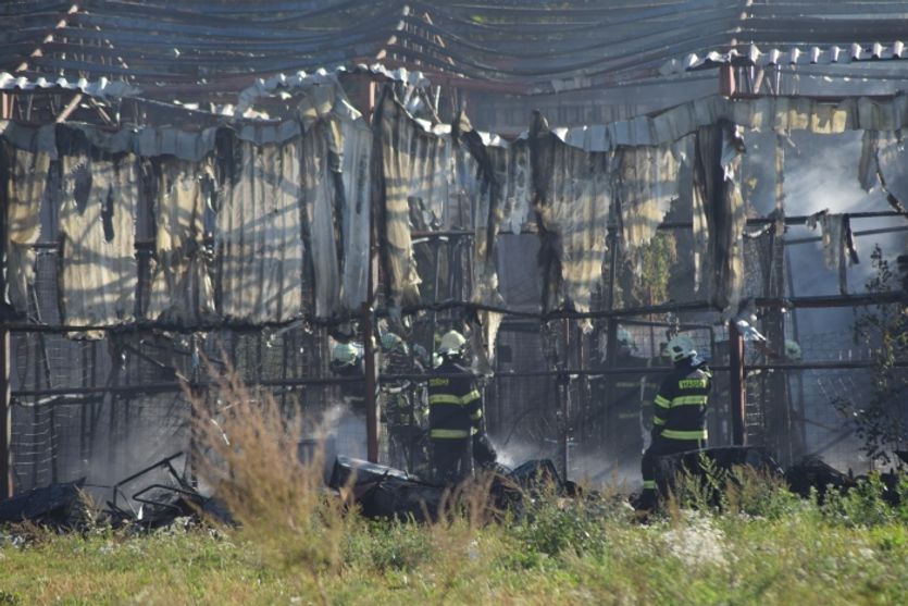 Hasiči hasí požár