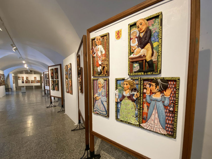 Výstava malovaných dřevořezeb autorky Jarmily Haldové