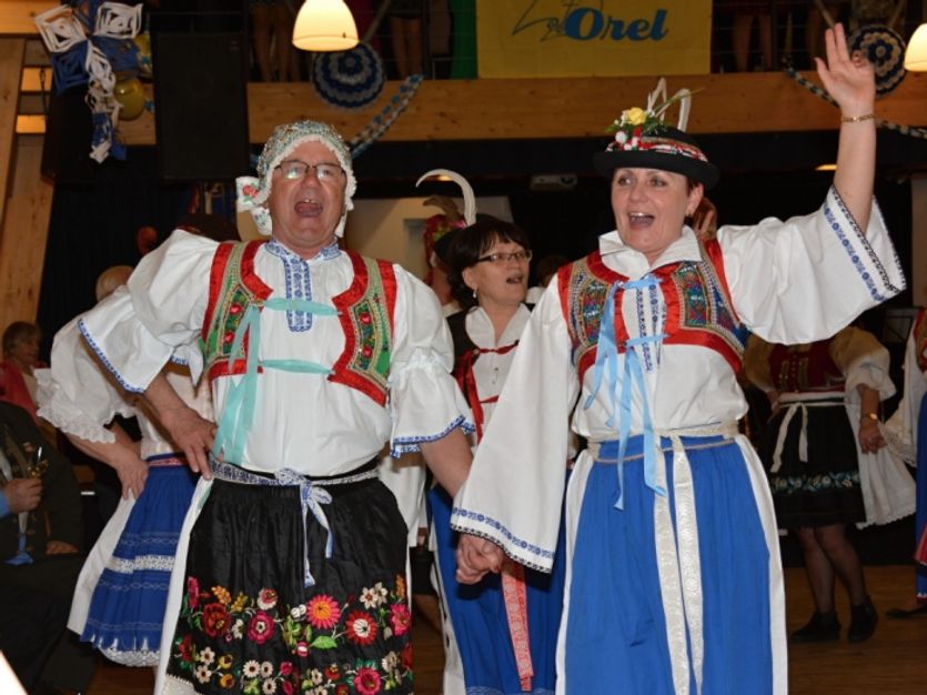 Senátorka Hubáčková na lidovém plese na Hodonínsku