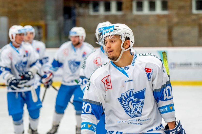 Olomoučtí hokejisté po zápase s ostravskými univerzitními bruslaři z Vítkovic