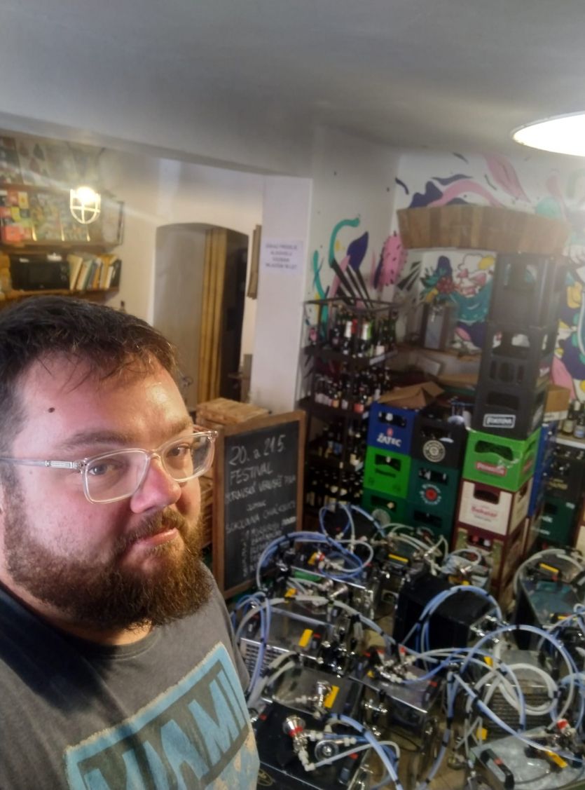 Matúš Krátky ve své pivotéce na předměstí Olomouce