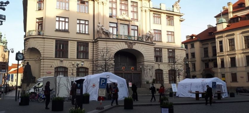 Před magistrátem hlavního města Prahy probíhají osobní registrace dobrovolníků