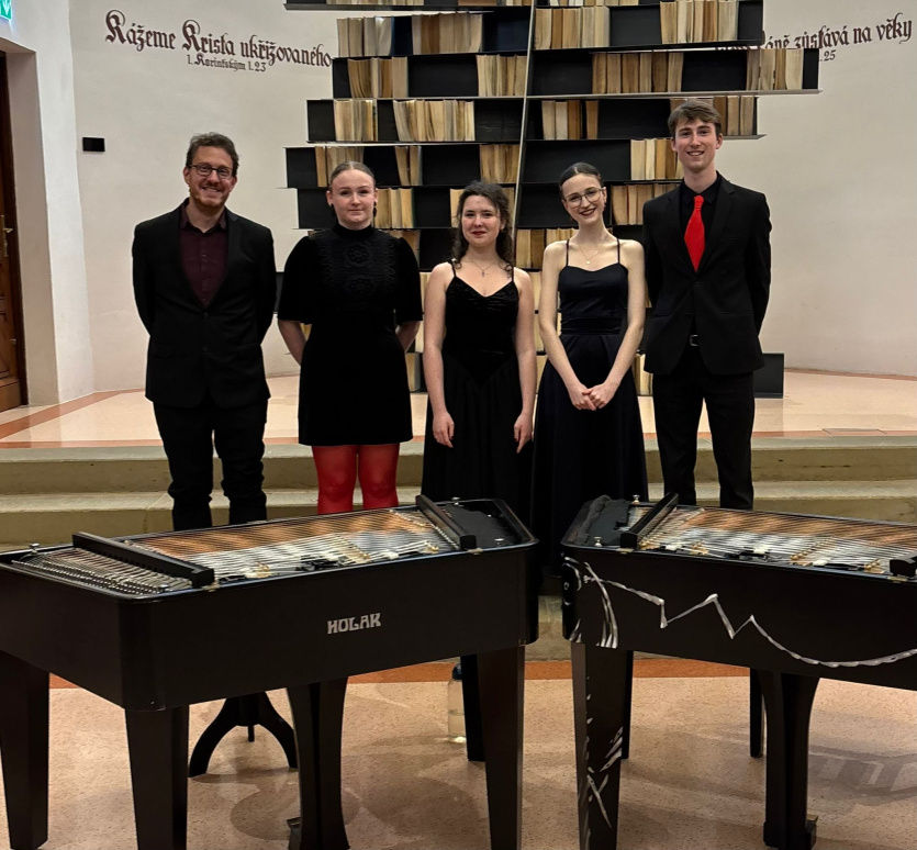 Zleva: Daniel Skála, Petra Hubová, Apolena Plevačová, Zuzana Máchová, Vilém Hýl 