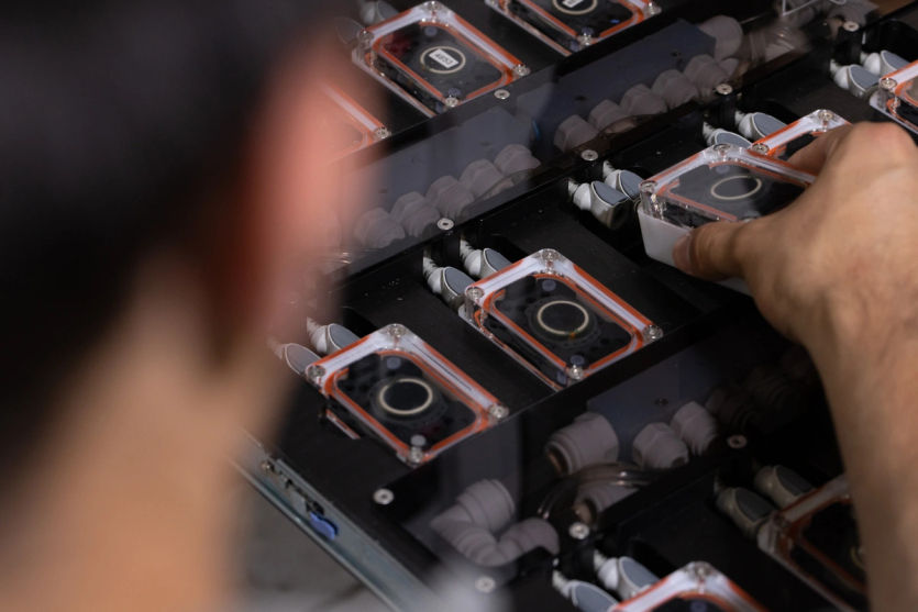 Vložení testovací nádoby s implantátem N1 do vlastního systému pro zrychlené testování životnosti, který je navržen tak, aby urychlil a zachytil způsoby selhání zařízení ponořením implantátů do drsnějšího prostředí, než jsou odpovídající podmínky in vivo.