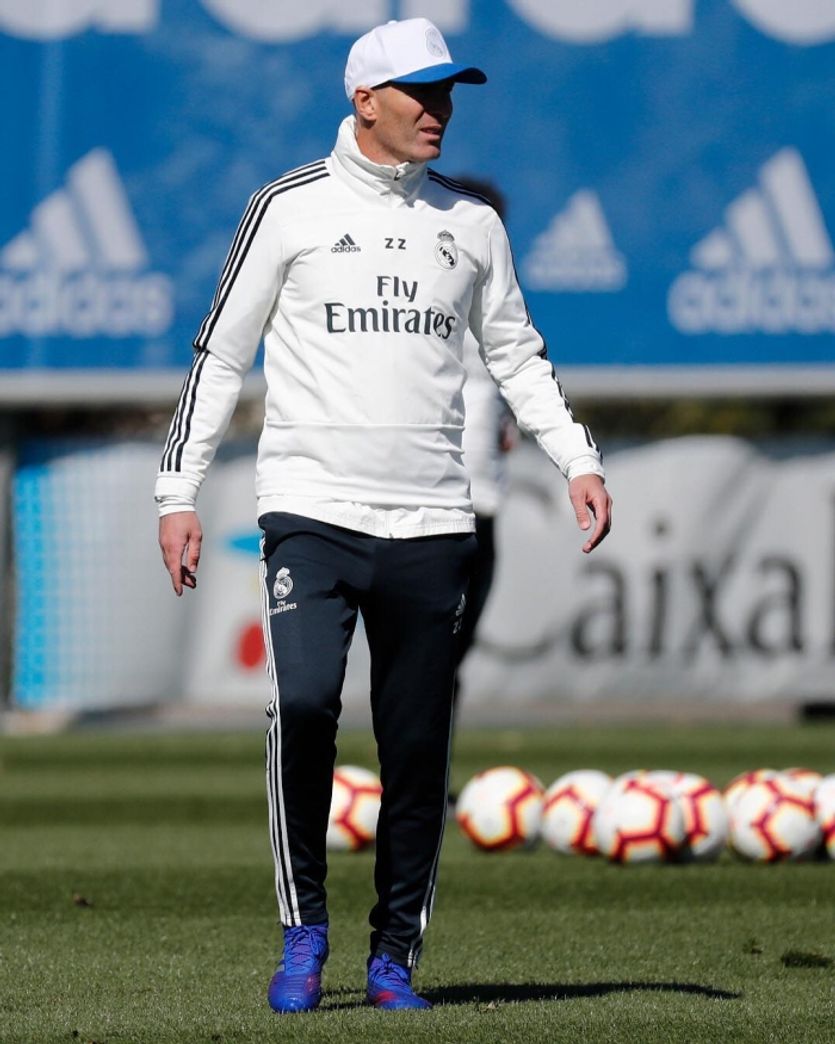 Zinédine Zidane má před sebou těžkou misi, má za úkol vytáhnou zpět potápějící se Real 